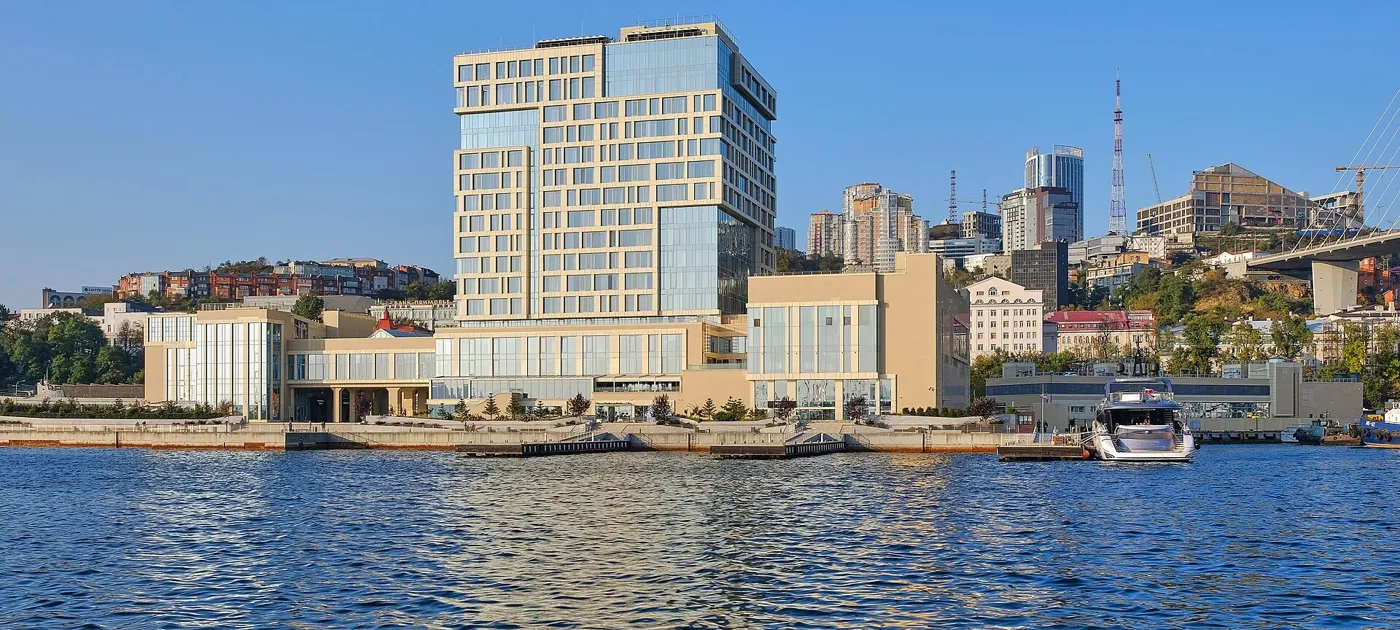 Отель Vladivostok Grand Hotel & SPA (бывший Hyatt Regency «Золотой Рог») с акватории бухты